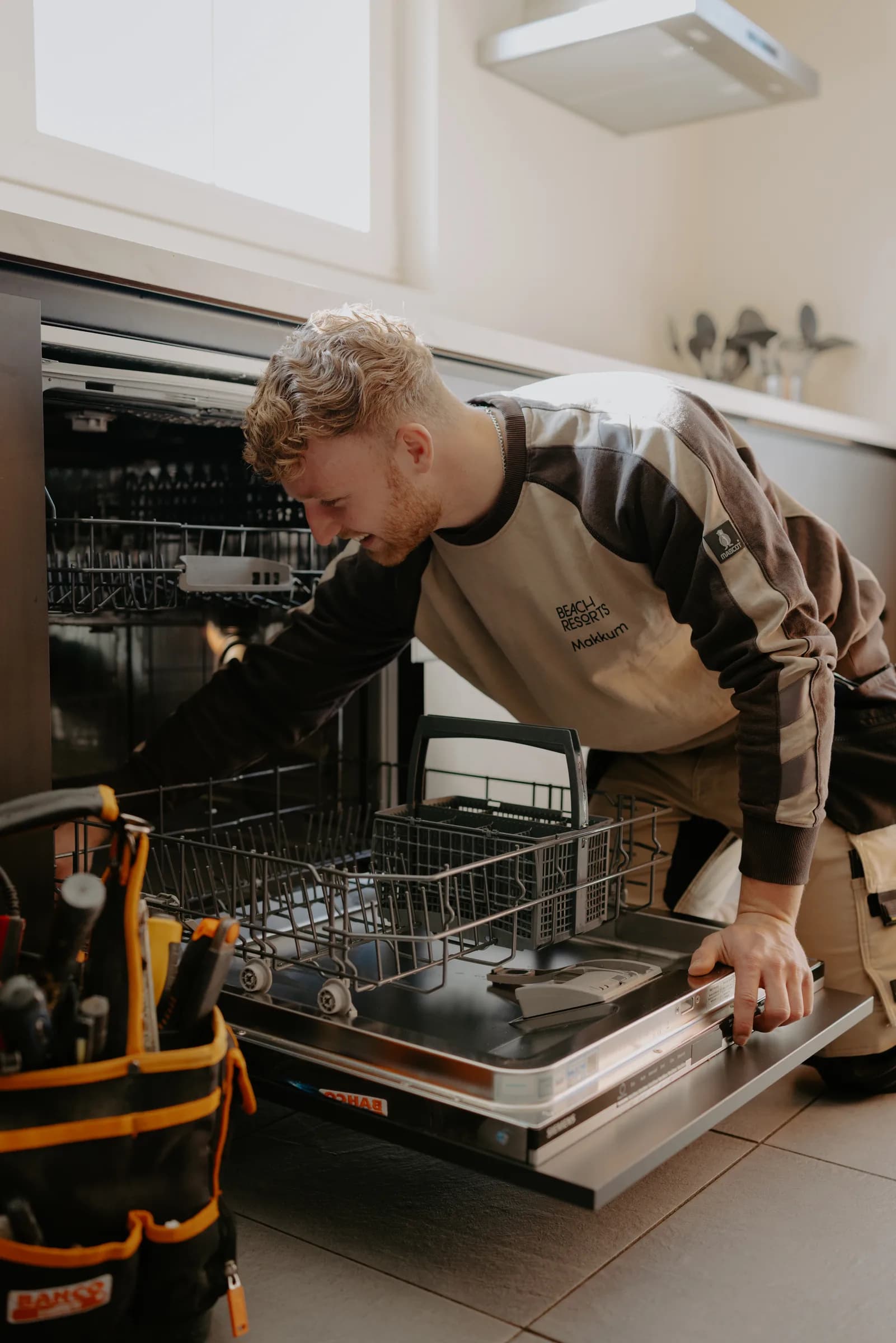 BRM-medewerker rijdt met de servicebus over het resort