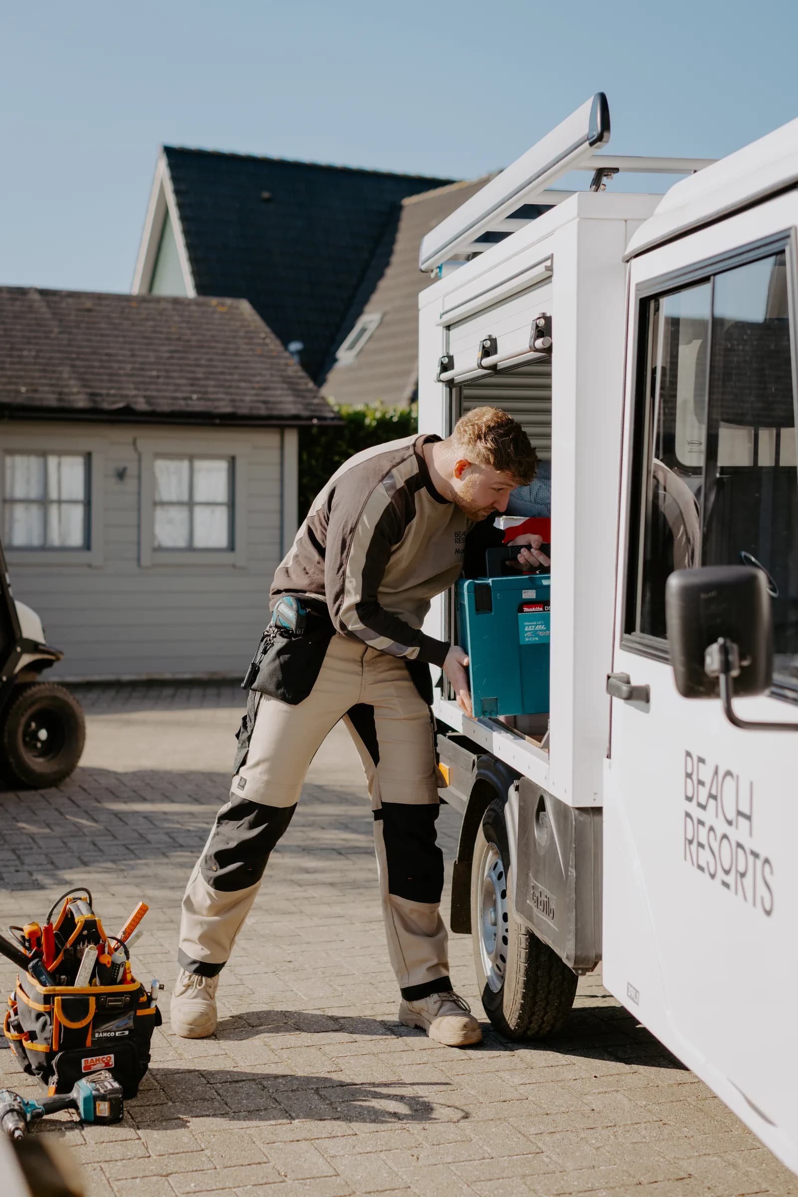 BRM-medewerker pakt materiaal uit de servicebus