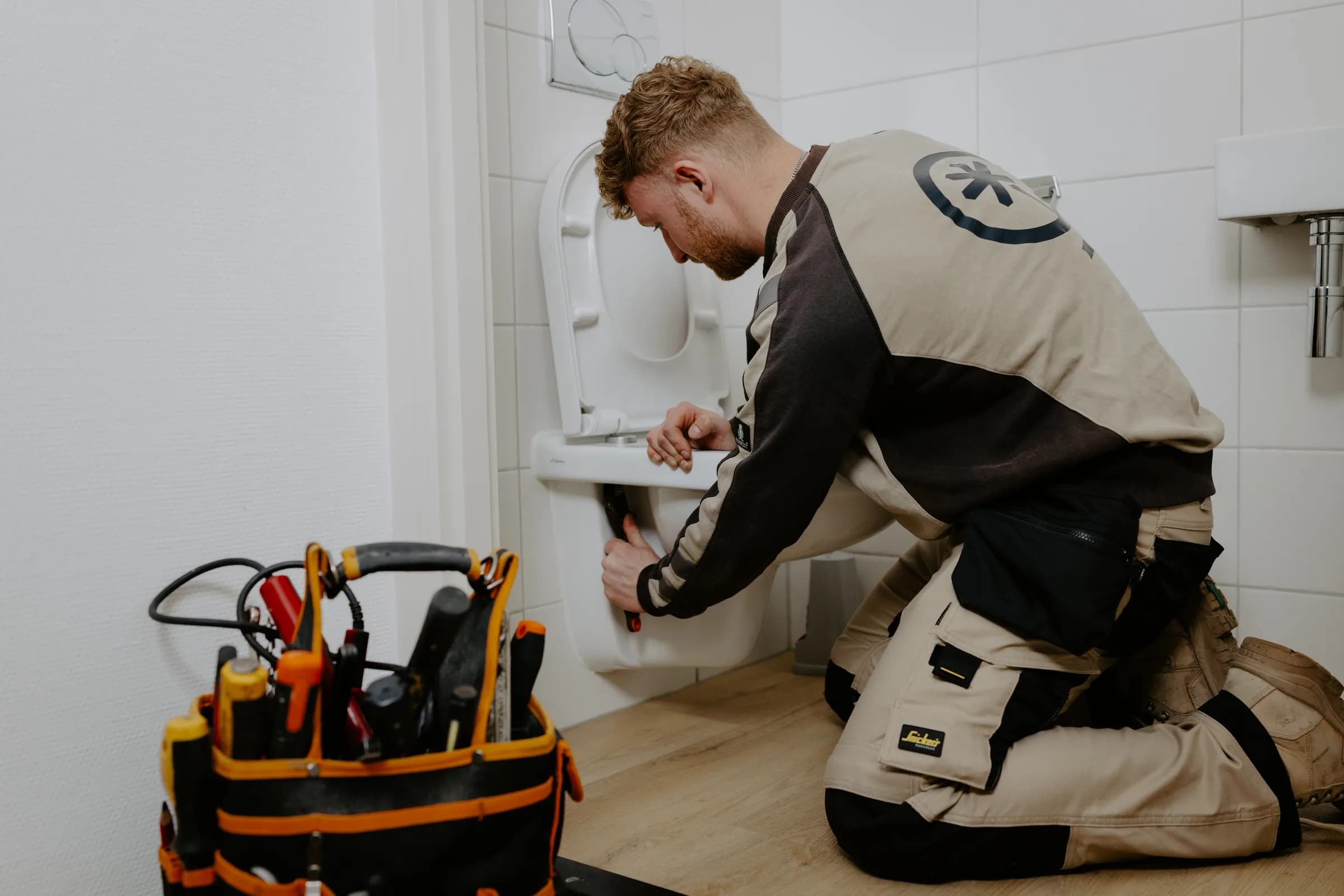 BRM-medewerker voert werkzaamheden uit in de woning