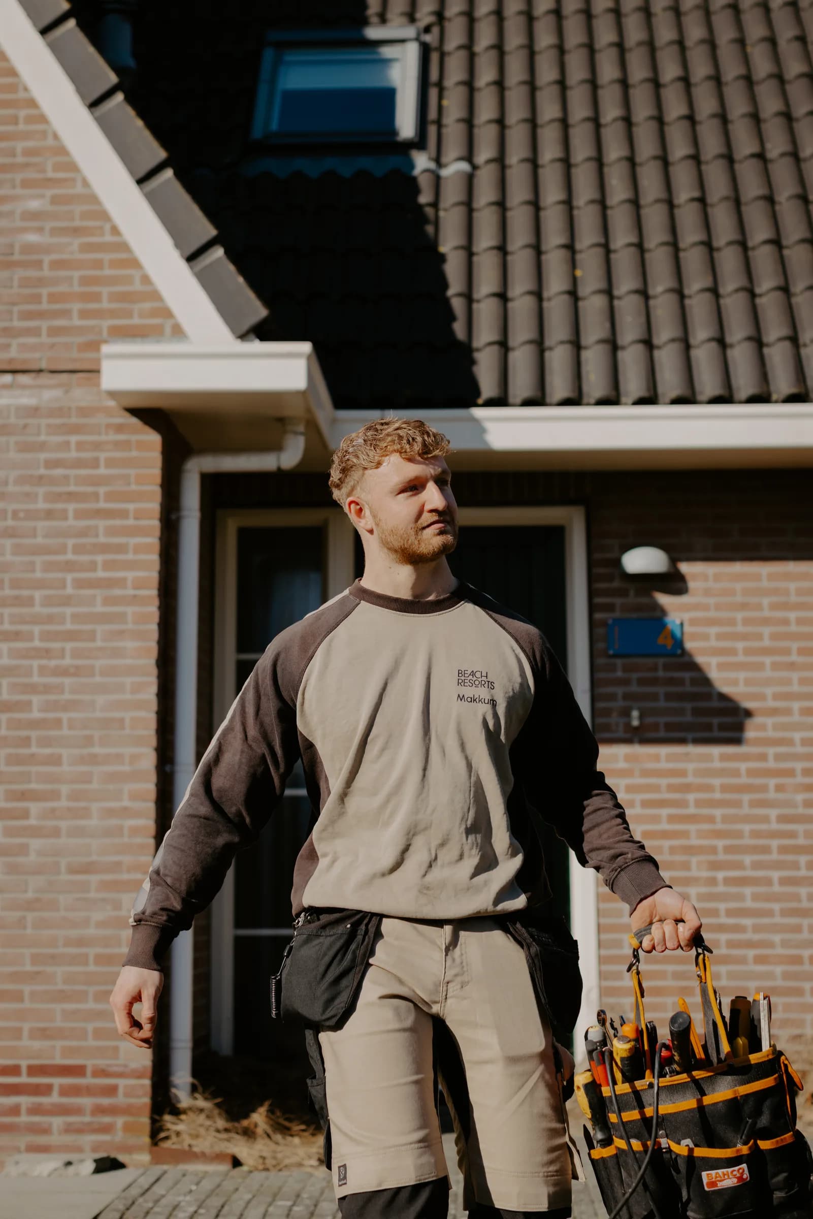 BRM-medewerker arriveert bij een woning op het resort